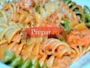 Salata de paste cu somon fume si avocado