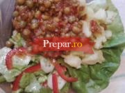 Mazare cu garnitura de cartofi si salata