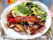 Salata de cartofi cu  ridichi si branza Roquefort