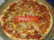 Pizza cu carnati, kaizer , branza si ardei