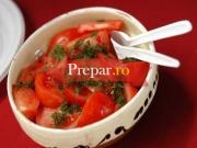 Salata de castraveti cu rosii si ceapa