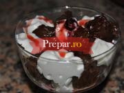 Cirese trase prin ciocolata cu inghetata de iaurt si fructe de padure