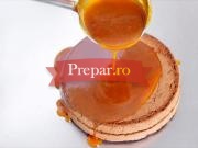 Tort pufos cu crema si dulceata de caise