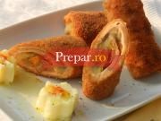 Cascaval pane umplut cu garnitura de ciuperci prajite si sos de usturoi