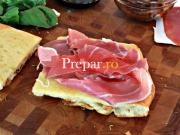 Focaccia cu prosciutto