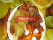 Aripioare de pui, pulpa de porc condimentate cu garnitura de cartofi la tava