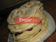 Tort crocant cu crema de vanilie si visine