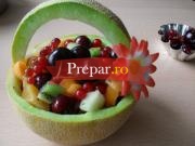 Salata de fructe in coaja de ananas